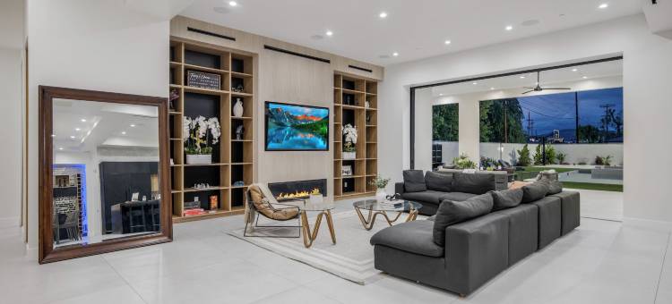 卡利法别墅 - 度假村风格生活，带私人泳池、水疗和剧院(Villa Califa - Resort-style Living w/ Private Pool, Spa & Theater)图片