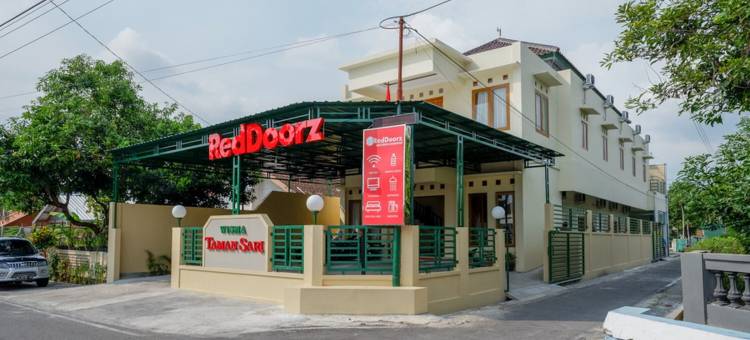 红多兹卡兰甘亚尔 45 号体育场附近酒店(RedDoorz Near Stadion 45 Karanganyar)图片