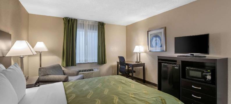 德梅因品质酒店及套房-默尔海路(Quality Inn & Suites des Moines - Merle Hay Road)图片