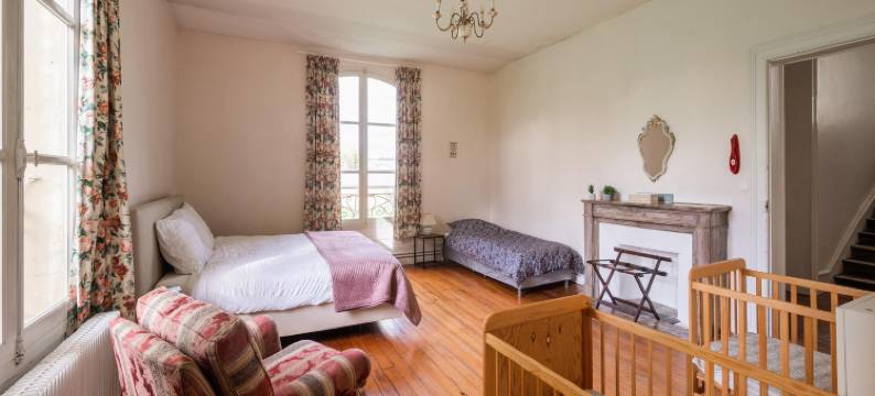 Holiday home adjoining a château.图片