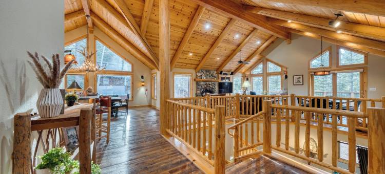 Truckee Mountain Cabin With Hot Tub + Game Room + Forest Views Gray Wolf Lodge by Avantstay图片