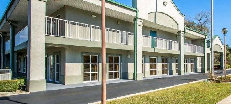 巴拿马城海滩附近凯艺套房酒店(Quality Inn & Suites Near Panama City Beach)图片