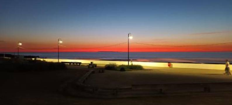 Contemporary One Bed Studio. Sea Views and Parking图片