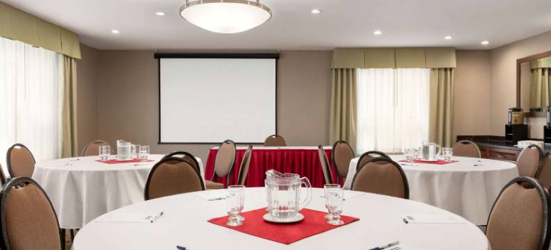 Travelodge by Wyndham Oshawa Whitby图片