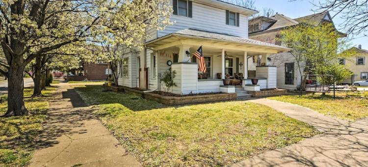 位于巴托尔斯维尔市中心的迷人工匠家园！(Charming Craftsman Home in Downtown Bartlesville!)图片