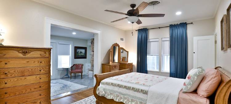 阿比林中心设有极佳户外露台和厨房的大型度假屋!(Amazing outdoor deck & kitchen, large home, central to all of Abilene!)图片