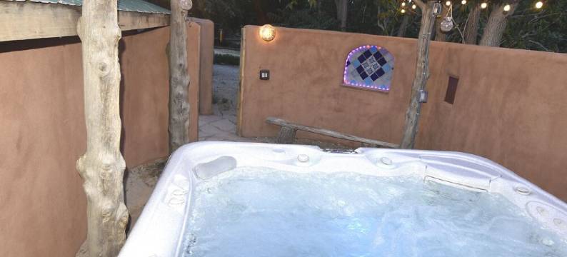 Peaceful Adobe w Jacuzzi, Walk To Arroyo Seco, Pets Welcome图片