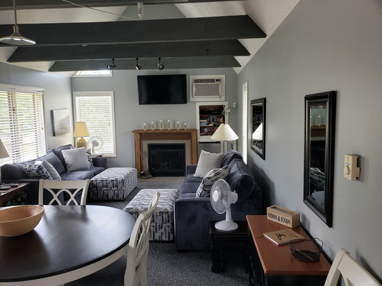 Peek-N-Peak Studio Loft Condo w/ Fireplace