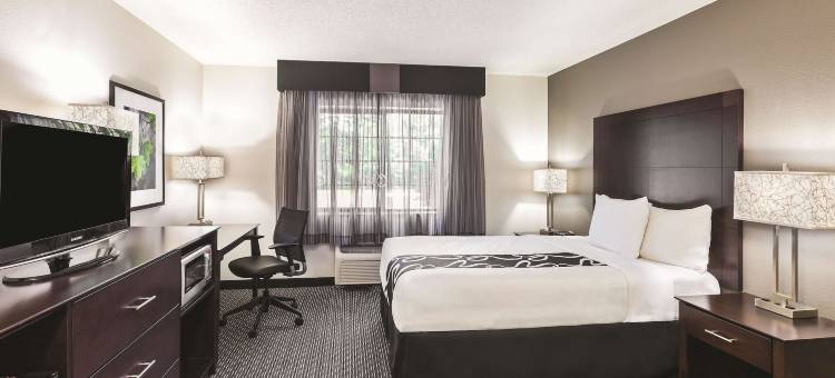 密尔沃基德拉菲尔德拉昆塔温德姆套房酒店(La Quinta Inn & Suites by Wyndham Milwaukee Delafield)图片