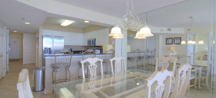 Private Balcony and Resort Amenities - Luxurious Coastal Escape图片