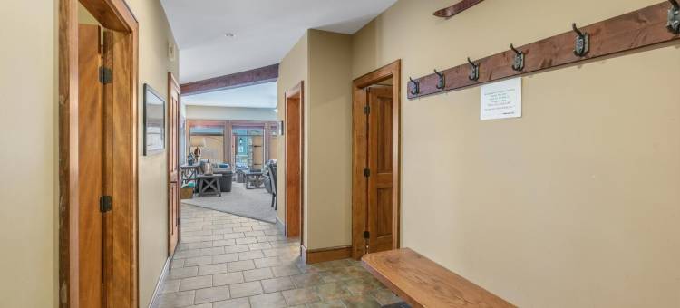 I Spy - 舒适的宠物友好型，滑雪入/滑雪出公寓，带私人热水浴缸(I Spy - Cozy Pet Friendly, Ski in/Ski Out Condo with Private Hot Tub)图片