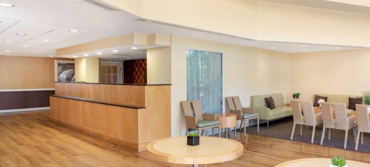 萨拉索塔市中心拉昆塔温德姆套房酒店(La Quinta Inn & Suites by Wyndham Sarasota Downtown)图片