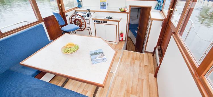 尼德维勒港的公寓和船只，由库恩勒旅游公司提供(Houseboats at Niderviller Marina by Kuhnle-Tours)图片