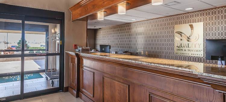 奥瓦索 US-169 凯艺套房酒店(Quality Inn & Suites Owasso US-169)图片