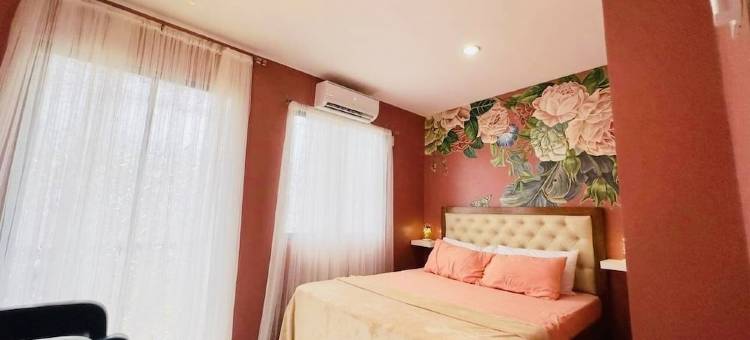 Townhouse with a pool, arcade/gaming area and a massage chair!图片
