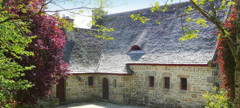 Mill in Brittany by River Aulne with Kayaks图片