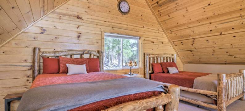 吹口哨的森林小屋：草地景观+燃气烧烤架!(Whistling Woods Cabin Meadow Views and Gas Grill!)图片