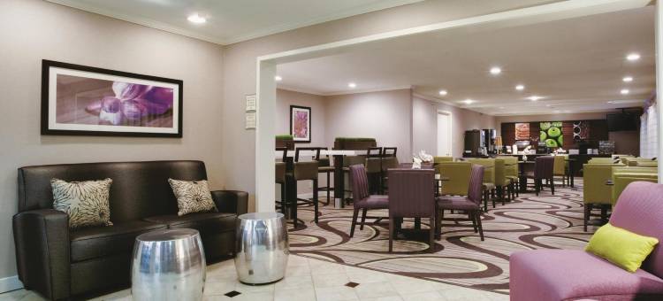 赫尔希哈里斯堡机场拉昆塔温德姆套房酒店(La Quinta Inn & Suites by Wyndham Harrisburg Airport Hershey)图片