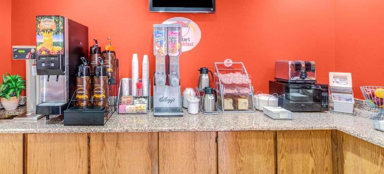 麦金尼-普莱诺区温德姆速8酒店(Super 8 by Wyndham McKinney/Plano Area)图片