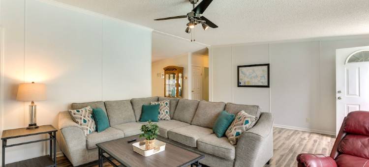 靠湖的萨默顿度假屋，带船坞+游泳池！(Lakefront Summerton Getaway w/ Boat Dock + Pool!)图片