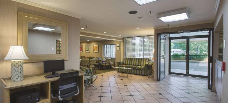 奥本伍斯特拉昆塔温德姆酒店(La Quinta Inn by Wyndham Auburn Worcester)图片