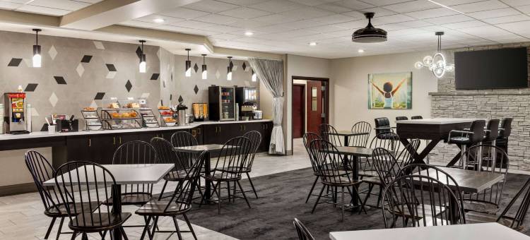 莱克乔治拉昆塔温德姆酒店套房(La Quinta Inn & Suites by Wyndham Lake George)图片