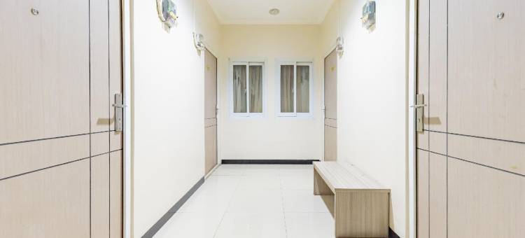 博塔尼广场购物中心红门旅馆(RedDoorz Near Botani Square Mall)图片