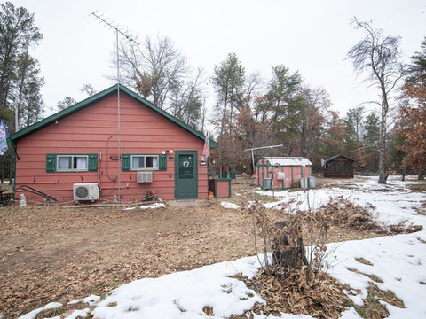 Cozy cabin with 1 bedroom and blow up hot tub & AC in soothing Necedah