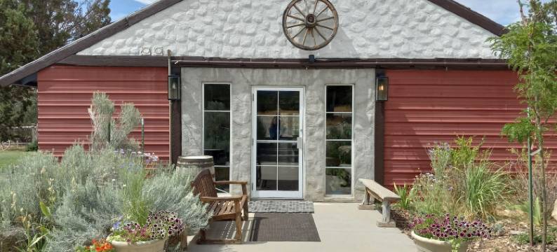 风行者家园的蒂潘诺戈斯#1牧场小屋(Ranchette Ponderosa - the Timpanogos #1 at Wind Walker Homestead)图片