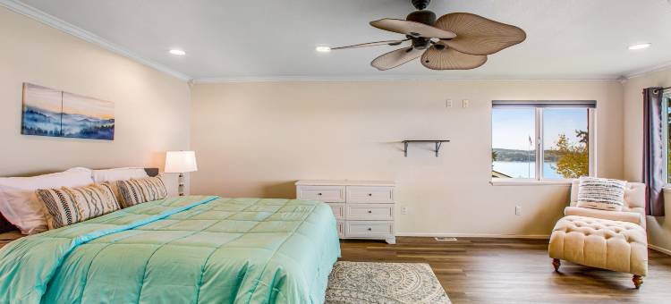 Soundfront home with WiFi, washer/dryer, central AC, and enclosed yard图片