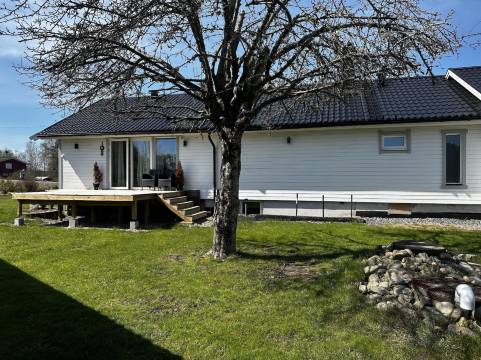 魅力的哈兰达3卧室别墅,湖景(Captivating 3-Bed Villa in Halanda with Lake View)