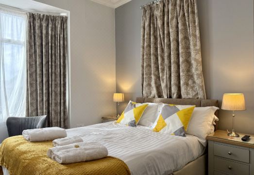 The Crescent Guest House Hotel Overview