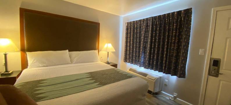 克罗尼尔汽车旅馆(Colonial Motel)图片