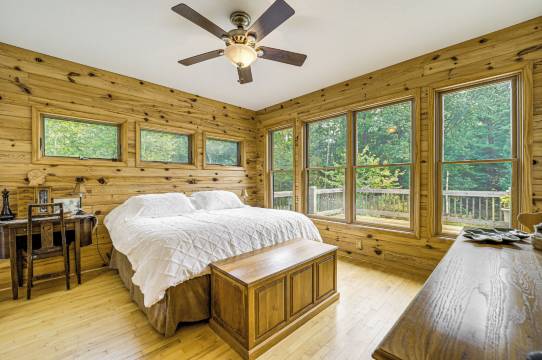 北密歇根惊艳的河畔度假屋!(Stunning Riverfront Retreat in Northern Michigan!)