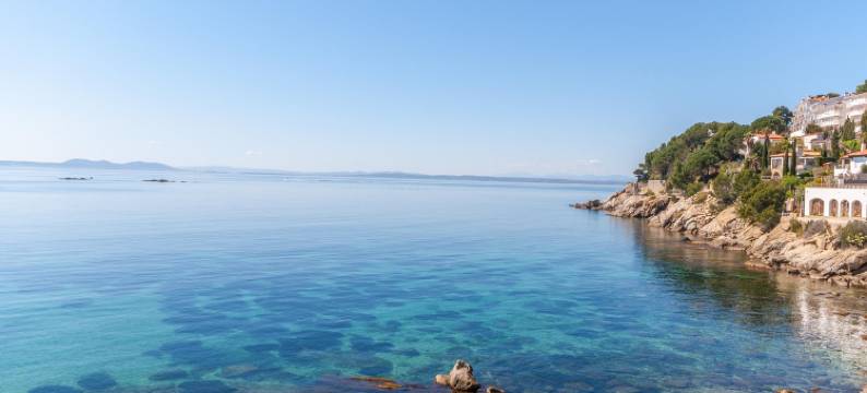 Relaxing Villa Steps from Beach图片