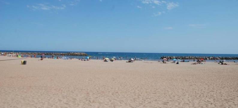 Bright Villa Steps from the Sea图片