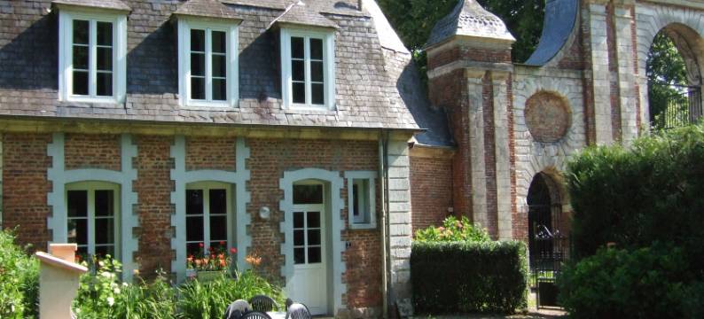 House near Merlimont-Plage and historic abbey图片