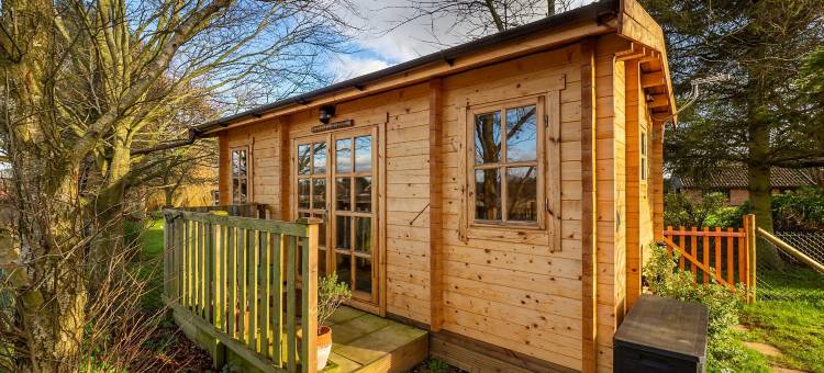 Pet-friendly chalet in Surlingham, No deposit图片