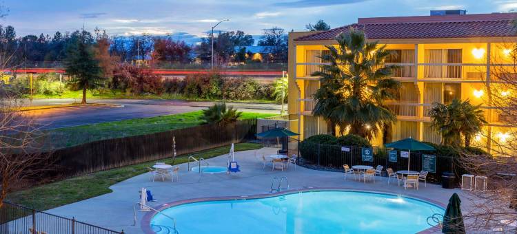 雷丁拉昆塔温德姆套房酒店(La Quinta Inn & Suites by Wyndham Redding)图片