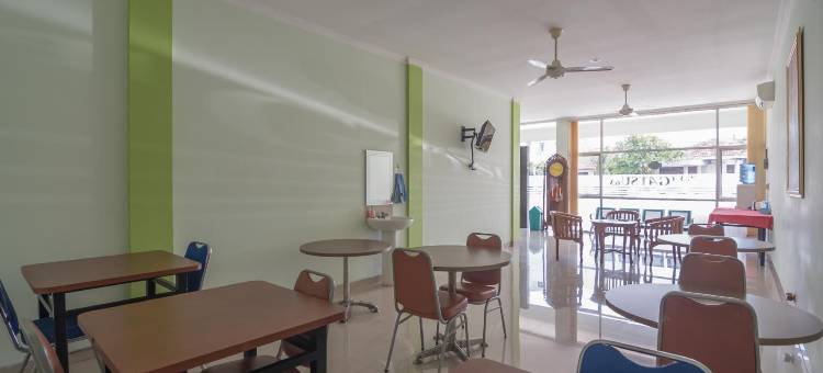 瑞德多兹回教酒店 @ 楠榜噶图苏不拉图(RedDoorz at Gatot Subroto Lampung)图片