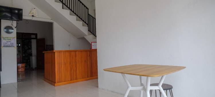 RedDoorz Near de La Salle Manado图片