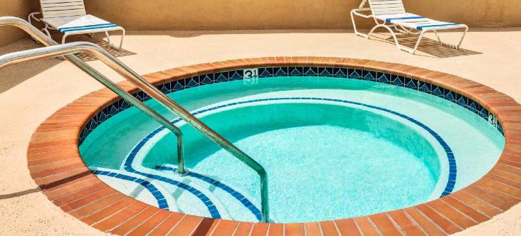 福乐顿市戴斯套房酒店(Days Inn & Suites by Wyndham Fullerton)图片