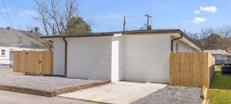 5 mins to DT, family friendly, hot tub, arcade, sleeps 8, fully fenced yard.图片