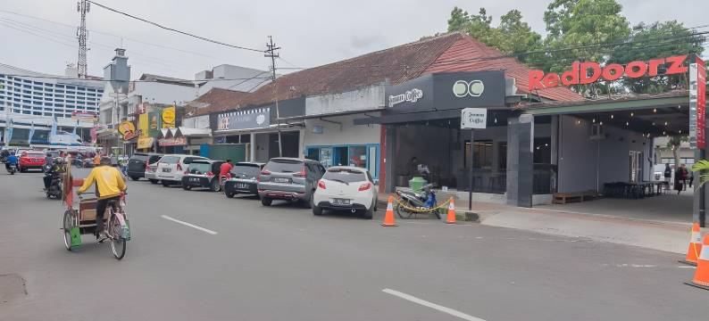 红多兹酒店-近加鲁特广场(RedDoorz Near Alun-Alun Garut)图片