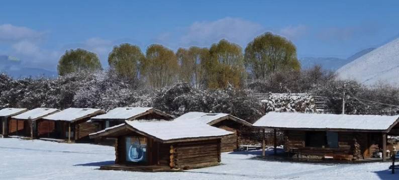 十里雪山天空之境帐篷庄园图片