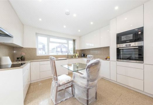 Beaconsfield Hotel Overview