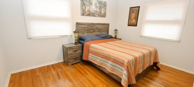 中世纪现代风格，步行30分钟至巴黎圣母院的三卧室三全浴室2008(Mid Century Modern 30 Minute Walk to Notre Dame 3 Bedroom 3 Full Bath 2008)图片