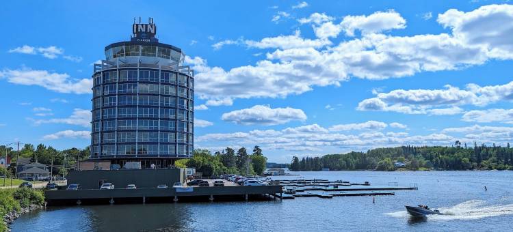 克拉丽奥湖畔会议中心酒店(Clarion Lakeside Inn & Conference Centre)图片