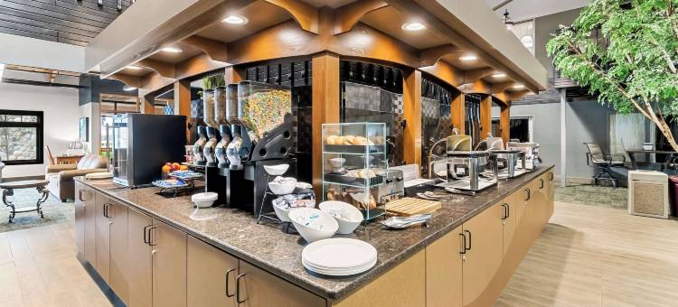 Heartland Inn & Suites, SureStay Collection by Best Western图片