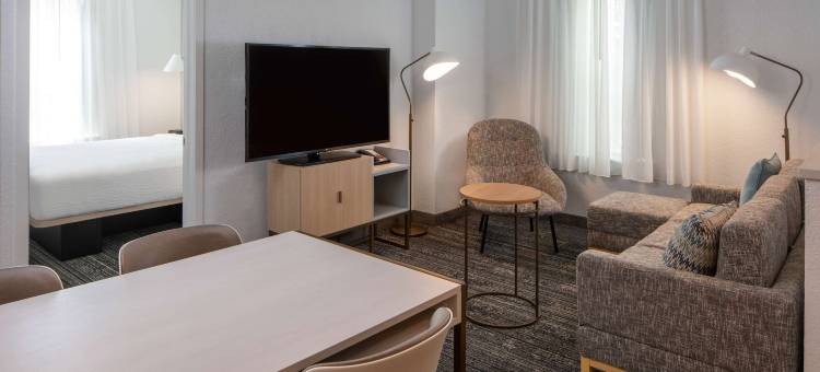 福尔斯彻奇索尼斯塔简单套房酒店(Sonesta Simply Suites Falls Church)图片